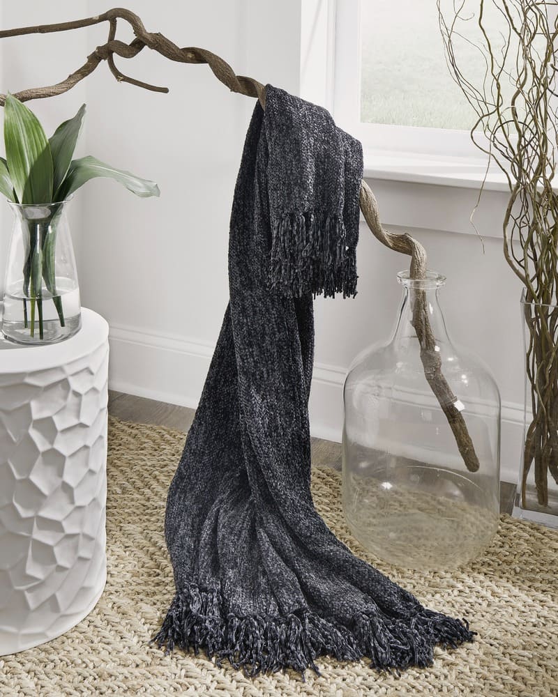 Tamish	THROW (3/CS) - Black
